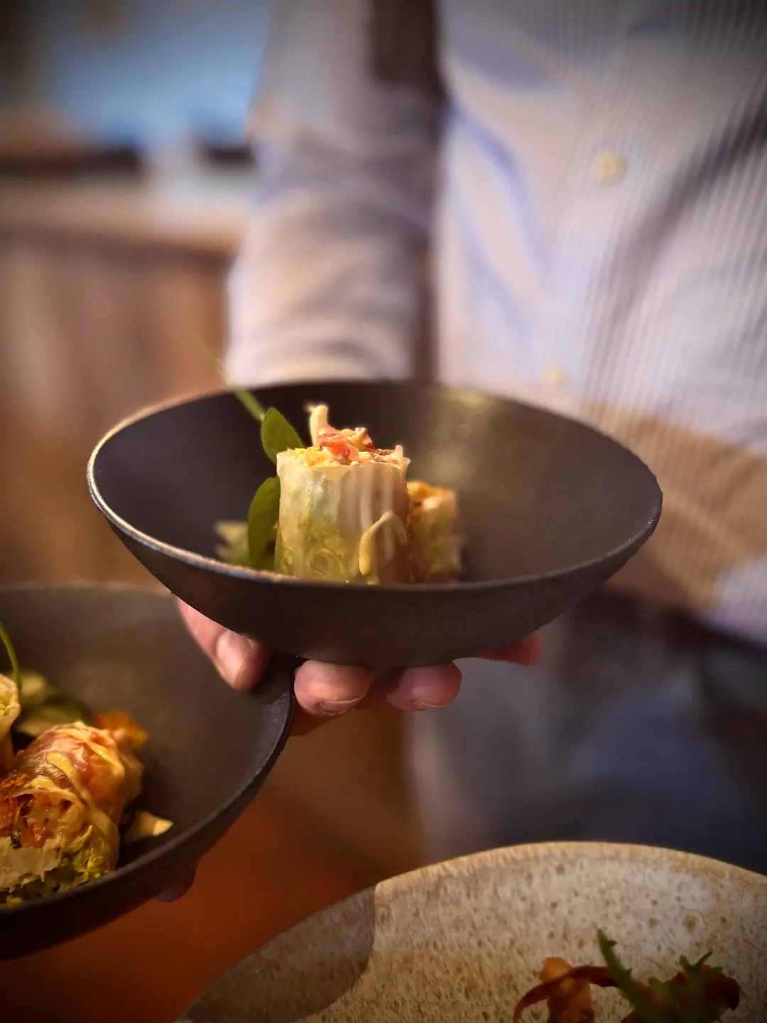 Gerecht in een donkere kom