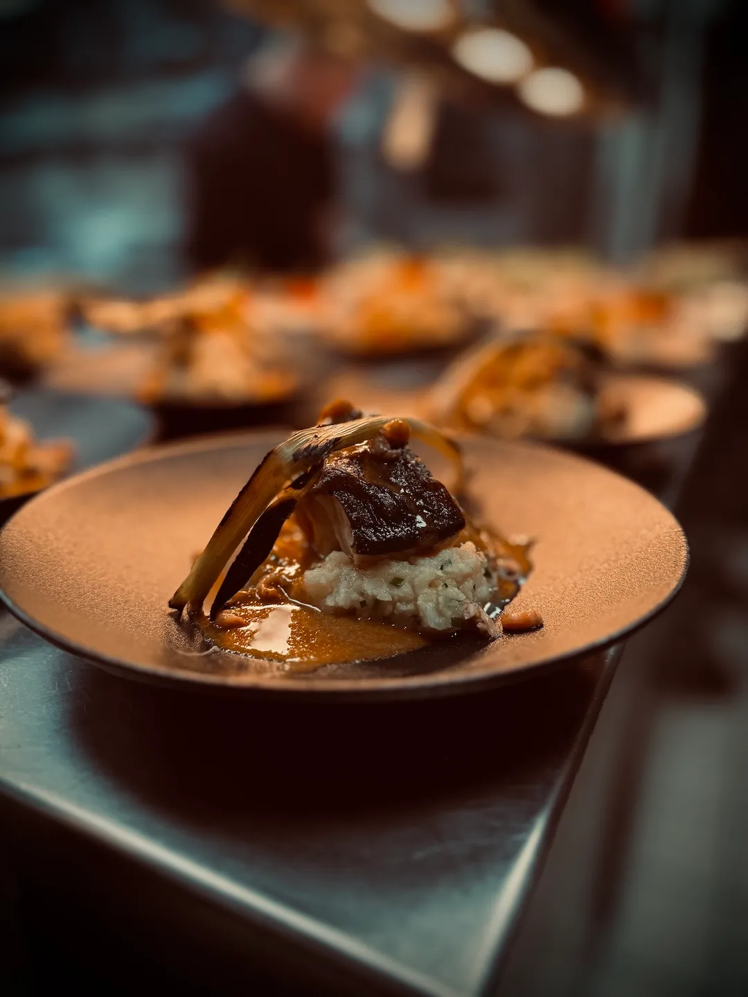 Gerecht op een donker bord