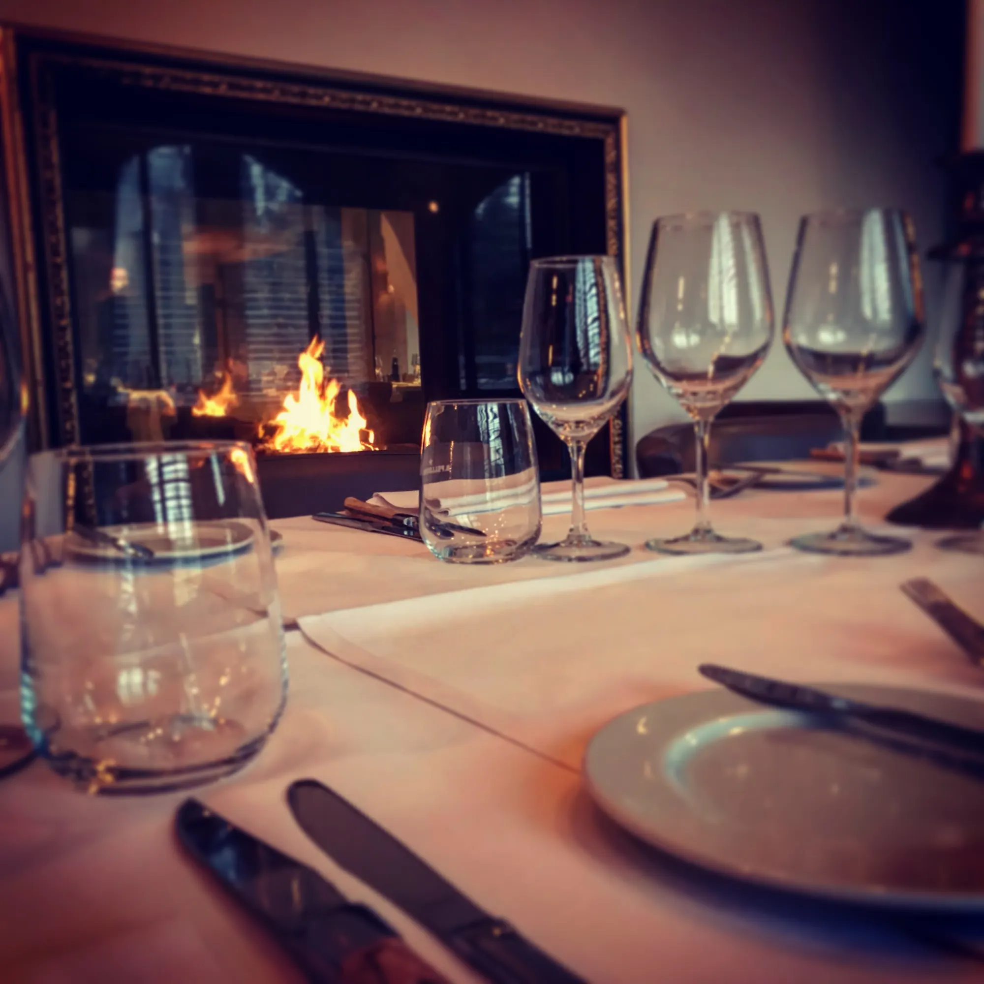 Haardvuur en gedekte tafels in het restaurant