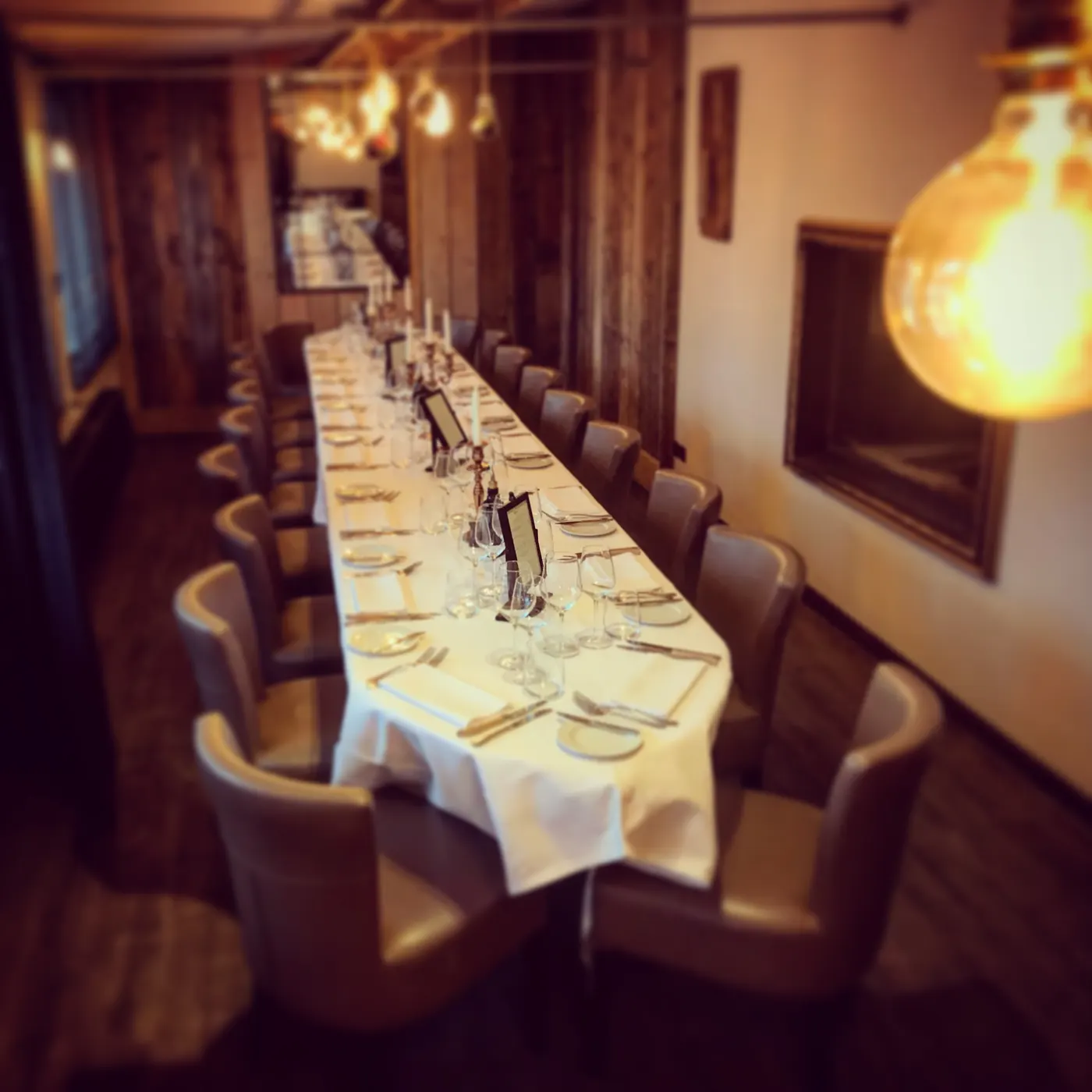 Feestelijk gedekte lange tafel
